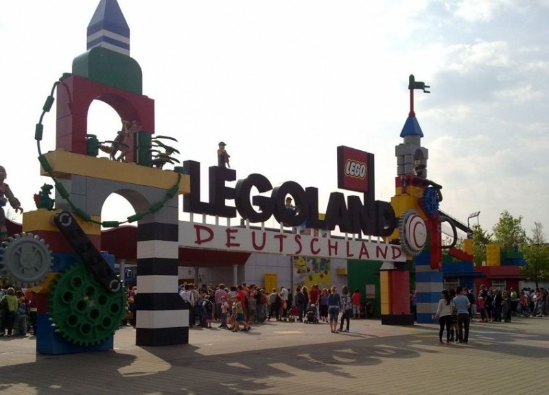 Soubor:Legoland-v-Nemecku-vstupni-brana.JPG