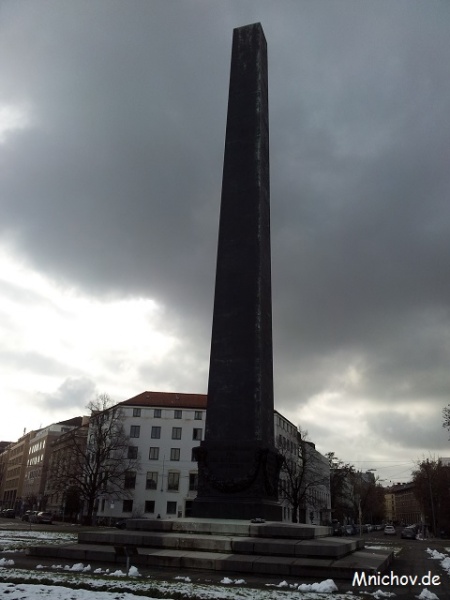 Soubor:Karolinenplatz-Obelisk-02.jpg