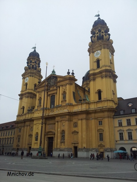 Soubor:Theatinerkirche-03.jpg