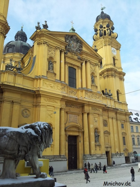 Soubor:Theatinerkirche-01.jpg