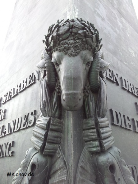 Soubor:Karolinenplatz-Obelisk-07.jpg