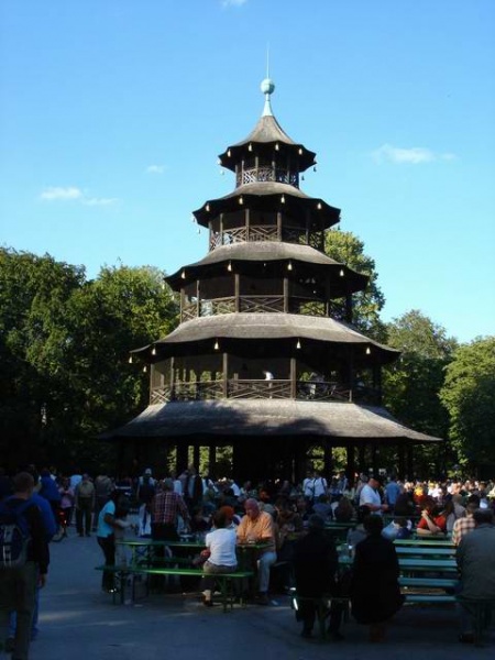 Soubor:Biergarten-am-Chinesischen-Turm.jpg