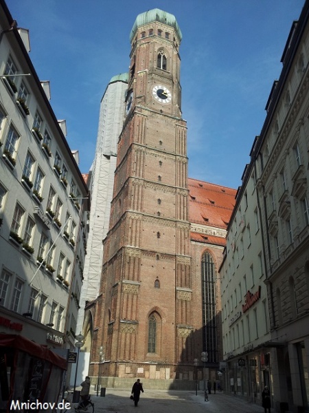 Soubor:Frauenkirche-Mnichov-rekonstrukce-01.jpg